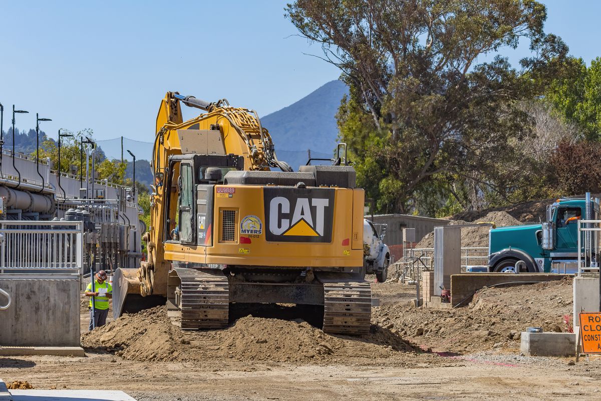 Contractor Insurance Alaska Alaska excavation contractor moving earth on a construction site