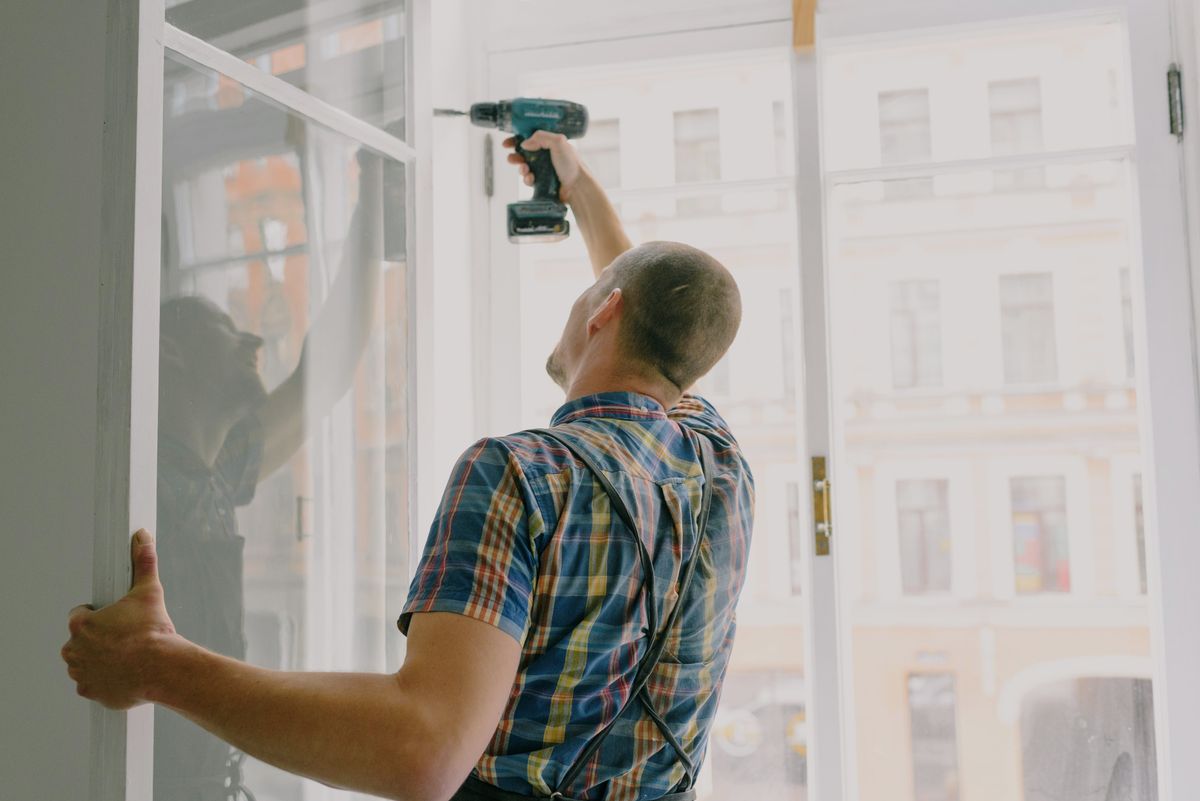 Contractor Insurance Illinois Illinois handyman working on a repair job