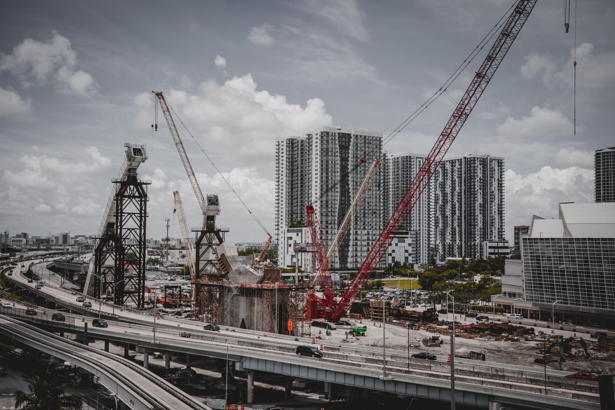 Contractor Insurance Alaska Alaska contractors on a large construction project site